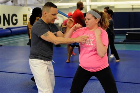 Asc Combatives Instructor Teaches Women Self Defense Article The