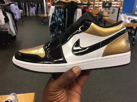 The gold toe air jordan 1 low released on july 12th this is my unboxing & review on the air jordan 1 low gold toe courtesy of solefool for letting me unbox and review their sneaker! Men's Air Jordan 1 Low Gold Toe CQ9447 700 New - Housakicks Online Shop
