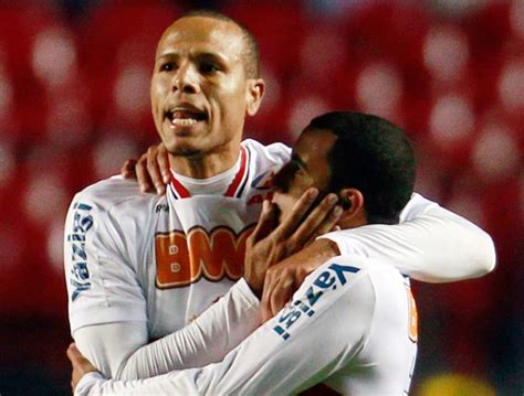 Ali eu vivi momentos inesquecíveis que ficarão guardados para sempre na minha memória! Luis Fabiano desencanta e garante a vitória do São Paulo ...