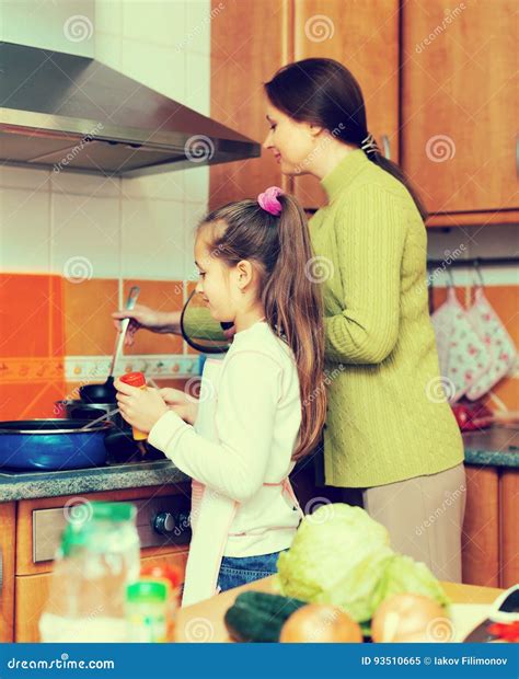 Madre Con La Hija Que Cocina En La Cocina Imagen De Archivo Imagen De