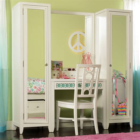 Want a more beautiful you? Hooker Furniture Lily Bedroom Vanity Set at Hayneedle