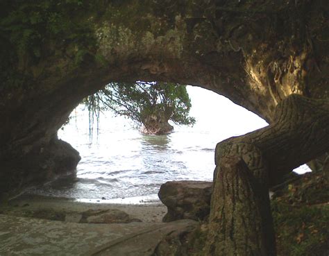 Pantai ini memiliki bibir pantai yang panjang dan luas, pasir berwarna hitam dan batuan menjadi lantai pantai uang melengkapi keindahannya. TAKJUB INDONESIA: PANTAI ANYER DAN PANTAI CARITA