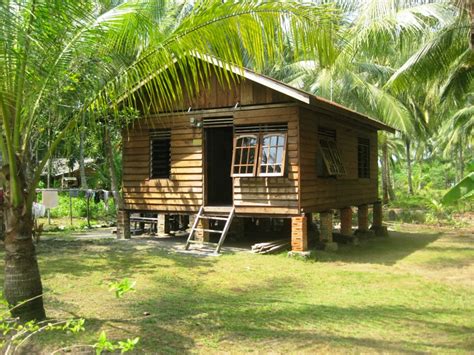 Atapnya saja yang tidak dari bambu, namun terbuat dari alang. rumah panggung tradisional di pulau ngenang ...