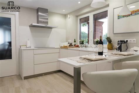 Contamos con un equipo formado por los mejores profesionales en reformas de cocinas. Cocina Nórdica con madera y encimera silestone blanco Zeus ...