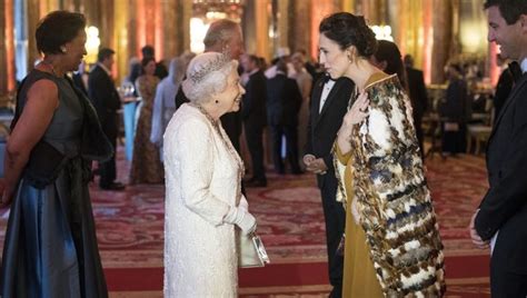 Jacinda ardern trinkt gern whiskey, manchmal legt sie in clubs auf. Jacinda Ardern trifft Queen Elizabeth II. im Maori ...