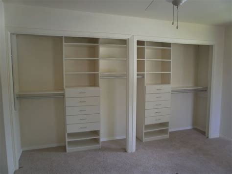 Шкаф в нише среднего размера, унисекс в классическом стиле с closets. Double Closet Doors w/ One Opening | Closet remodel ...