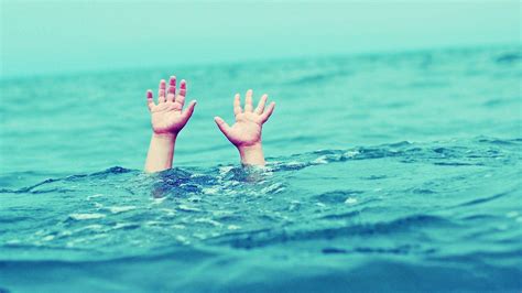 Drowning Wallpapers Top Free Drowning Backgrounds Wallpaperaccess