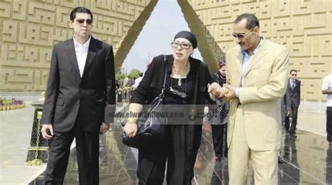من جانبه قال محمد أنور عصمت السادات، ابن شقيق الرئيس الراحل أنور السادات، إن السيدة جيهان السادات التي لقبها أسر شهداء حرب أكتوبر ومصابي العمليات الحربية بـأم الأبطال، نظرا لجهدها الكبير وما قدمته لرعايتهم وتعويضهم من خلال مشروعات كثيرة كالوفاء والأمل. الى الحقيقة شفرة النوع الأمامي جيهان محمد أنور السادات ...