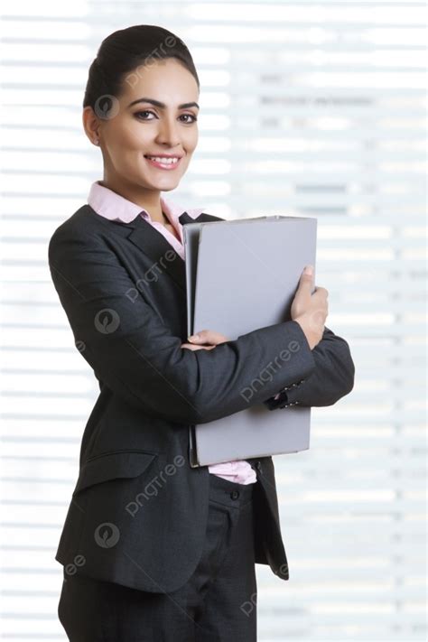 Background Potret Wanita Percaya Diri Dengan Folder File Di Kantor Foto
