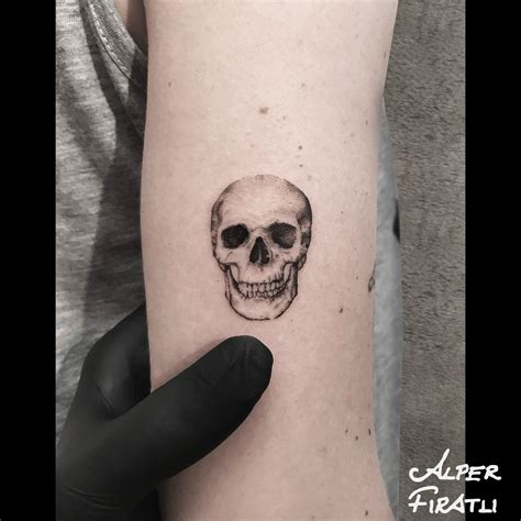 Share more than 87 minimalist simple skull tattoo super hot - in.eteachers