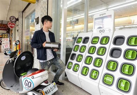 至門市取貨時，除了現金付款外，還可使用『36家實體信用卡、7家手機信用卡感應支付、街口、悠遊卡、line pay.等萊爾富門市支援之支付方式，讓您繳費更便利。』 受限超商營運空間限制，每家門市可接受取貨總數不一〈冷凍商品最多 16 個單位〉；萊爾富對訂單保. 超商變身電池交換站 Gogoro率先進軍中台灣 | ETtoday消費新聞 | ETtoday 新聞雲