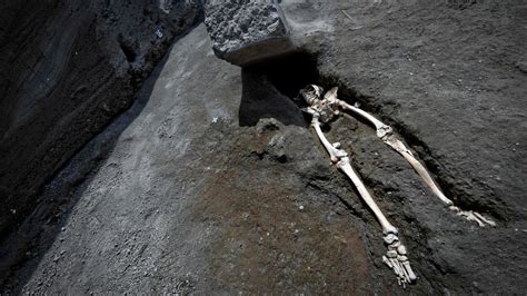 Dramatic Volcano Death Huge Flying Stone Crushed Man In Pompeii