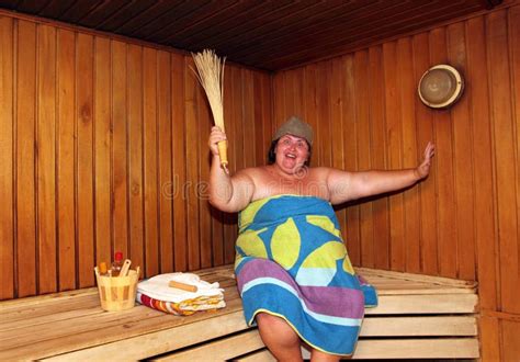 Zabawy Du A Kobieta W Sauna Zdj Cie Stock Obraz Z O Onej Z Drewno