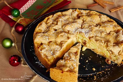 Viele kennen noch den duft des bratapfels aus der kindheit und erinnern sich an die leckere vanillesoße. Bratapfelkuchen mit Keks-Sternendecke