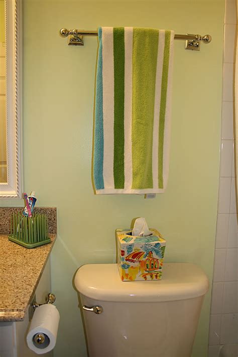 If you find yourself getting in and out of your small bathroom as quickly as possible each morning, it could be time for a redesign. Making a Small Kids Bathroom Work