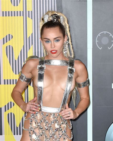 Miley Cyrus At The 2015 Vmas Miley Cyruss Best Vmas Beauty Moments