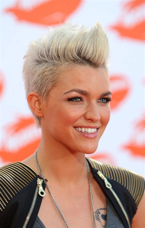 15 Gorgeous Mohawk Hairstyles For Women In 2021