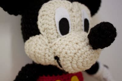 Here is an easy tutorial on how to combine your party hats and characters to show off your mickey mouse spirit… be sure to click on the link at the end for a free download of the pattern!!! Handmade by Meg K: Crocheted Mickey Mouse Pattern Review