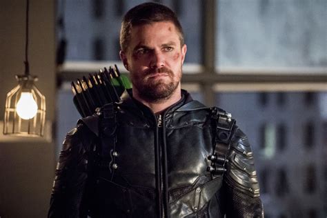 Arrow Reveals Oliver Queen Dies In Crisis On Infinite Earths In Season