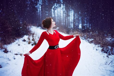 Red Dress Woman In Snow Wallpaperhd Girls Wallpapers4k Wallpapers