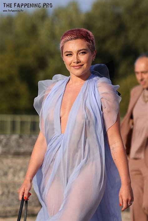 Florence Pugh Exposed Her Naked Tits At Valentino Show 10 Photos The Fappening