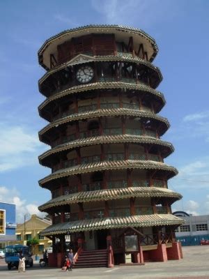 Menara ini dibina pada tahun 1885 dan ia memiliki ketinggian setinggi 85 kaki dan. Ex-SMGRian 1991: Menara Condong Teluk Intan