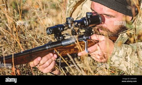 Man Hunter Avec Canon De Fusil Boot Camp Homme Barbu Hunter Les Forces De Larmée Camouflage