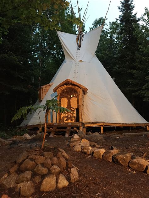 Tipis are stereotypically associated with native americans in general. Séjourner dans un Tipi amérindien - la-mini-maison.com
