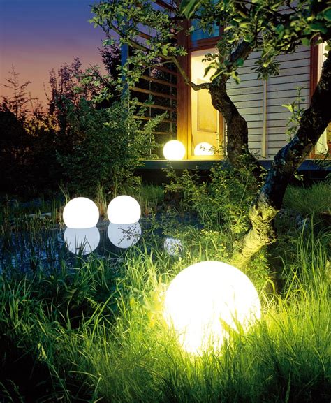Professionelle Gartenbeleuchtung mit Strahlern oder Moonlightkugeln ...