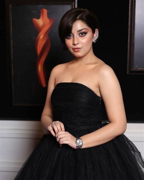 Beautiful Pictures Of Alizeh Shah Wearing Black Gown In Hum Style