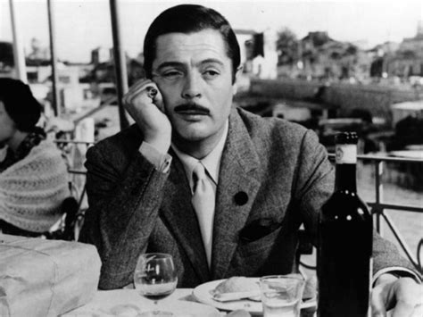 This classic italian film is a comedy that tells the story of ferdinando cefalu who is unhappily married for 15 years, but he falls in love with his wife's niece, and he starts a plan to end his marriage and not be criticized by the old and classy. Divorzio all'italiana | Film | Recensione | Ondacinema
