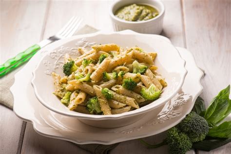 Whether you go for a succulent sirloin, a gorgeous leg of lamb, or indulgent pork belly, put your oven to work and serve up a feast for friends and family. Pasta con broccoletti e funghi, ricetta light | Ginger ...