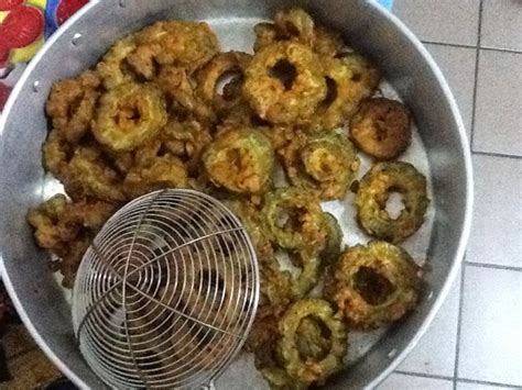 Peria atau pare adalah tumbuhan merambat yang berasal dari wilayah asia tropis, terutama daerah india bagian barat, yaitu assam dan burma. Mariana: Resipi Peria Goreng Rangup yang penuh khasiat ...