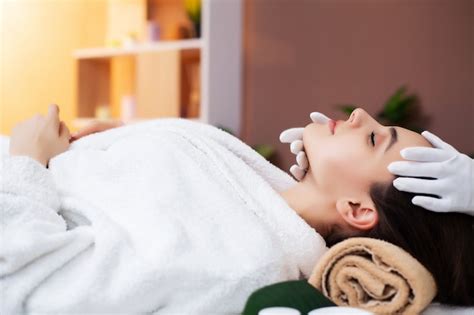 mulher jovem bonita e saudável no salão spa tradicional massagem oriental e tratamentos de