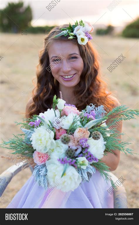 The classic white and gold color palette is our most favorite style. Attractive Bride Is Holding A Magnificent Wedding Bouquet ...