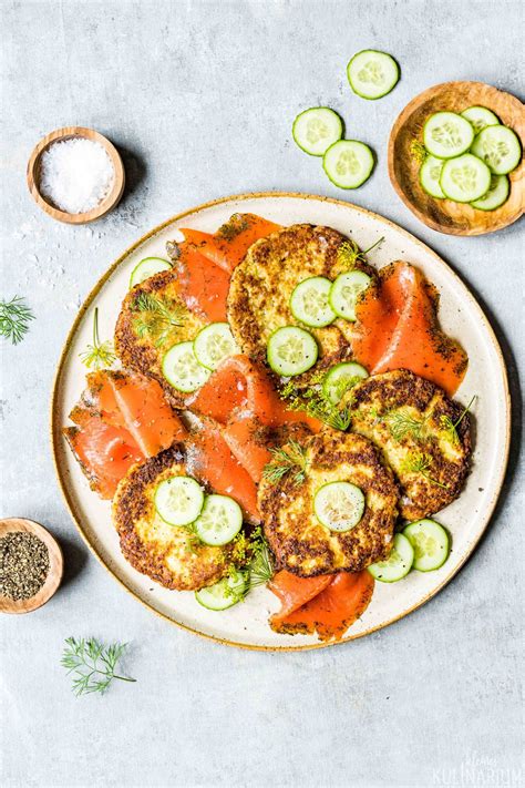Eine mischung aus blumenkohl, kokosnussmehl und ei. Low Carb Blumenkohl-Puffer mit Graved Wildlachs - Kleines ...