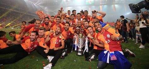 Galatasaray aynı yıl şampiyon kulüpler kupası'na da katılma hakkı kazanmış oldu. Şampiyon Galatasaray kupasına kavuştu! - Aspor