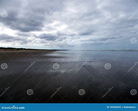 Novanta Spiagge Di Miglio Con Le Nuvole Nel Cielo Sullisola Del Nord