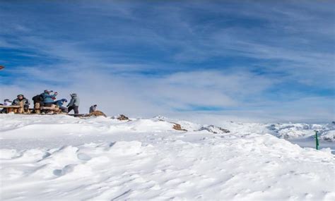 Granular snow accumulated on high mountains and subsequently compacted into glacial ice. Bariloche dá as boas-vindas ao inverno com neve nas ...