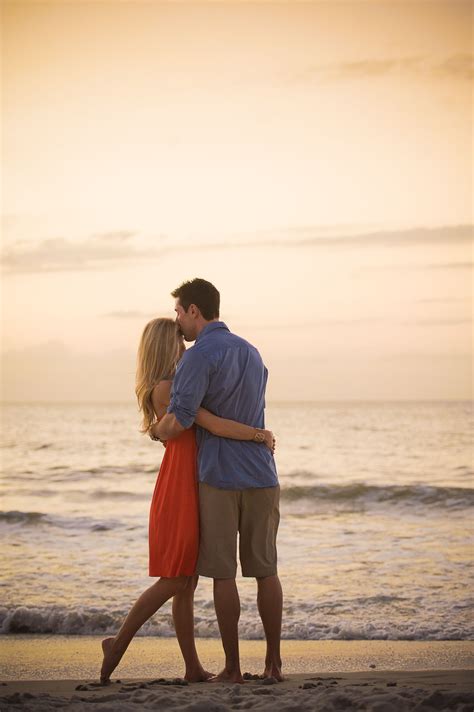 Sunset Engagement Picture Foto Fotos Románticas En La Playa Poses De Fotografía Novios