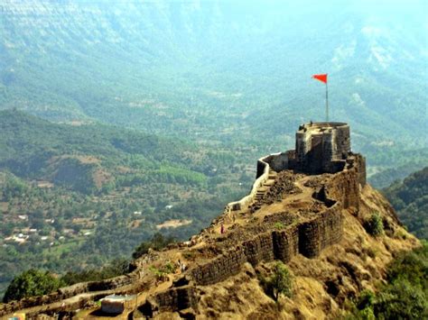 8 Historic Forts Located Around Mumbai That Are Perfect For An