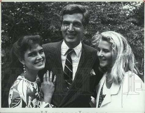 1987 press photo actress brooke shields with father frank sister marina