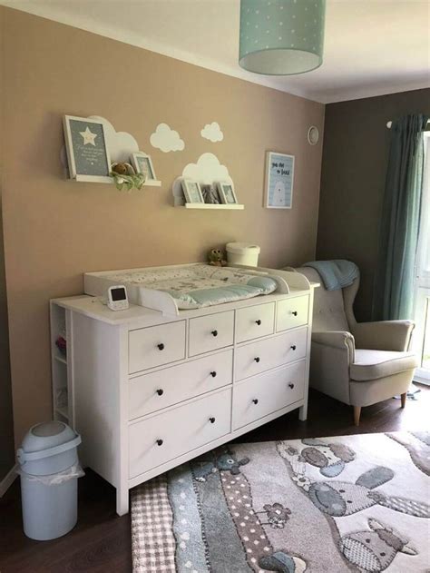 • wie wird aus dem babyzimmer ein kinderzimmer? Ecke mit Wickeleimer, Wickekommode und Sessel zum Stillen ...