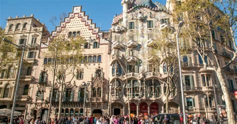 Skip the line and explore the casa batlló, gaudí's most creative modernist building and one of barcelona's iconic landmarks. Barcelona: Casa Batlló Ticket and Video Guide