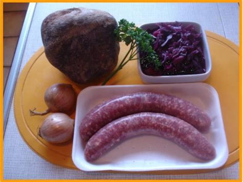 Bratwurst Mit Gourmet Rotkohl Steckr Ben Kartoffelstampf Und