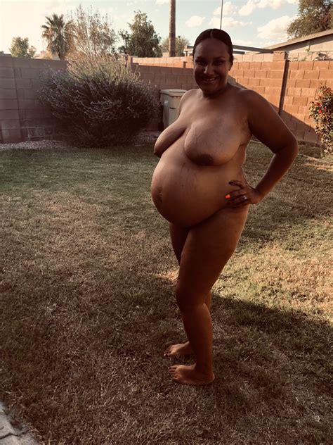Beautiful Pregnant Woman Going Nude In Her Backyard Porno Foto