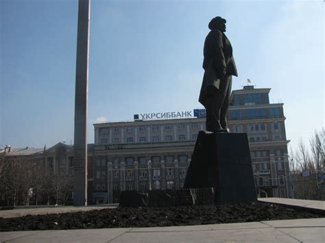 памятник В. И. Ленину и трехгранный пилон на площади Ленина в Донецке ...
