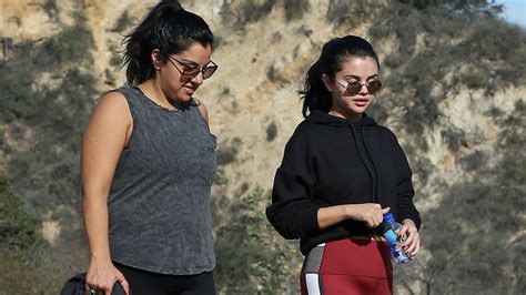 She had to say goodbye to her hometown grand prairie, texas, and to her friends and moved to noisy and overcrowded los angeles. Zurück zur Normalität: Selena Gomez beim Lunch gesichtet ...