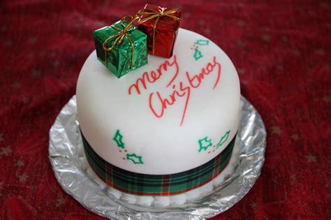 Originally, decorating a christmas cake in this way was to preserve it and keep it moist. Pretty Christmas Cakes | Time for the Holidays