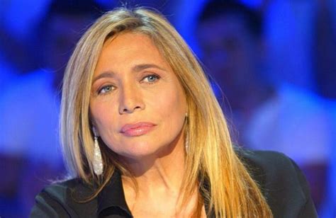 Era un principe, a mio padre non piaceva perché era ricco. Mara Venier addio alla tv: ricorda la difficile infanzia e ...